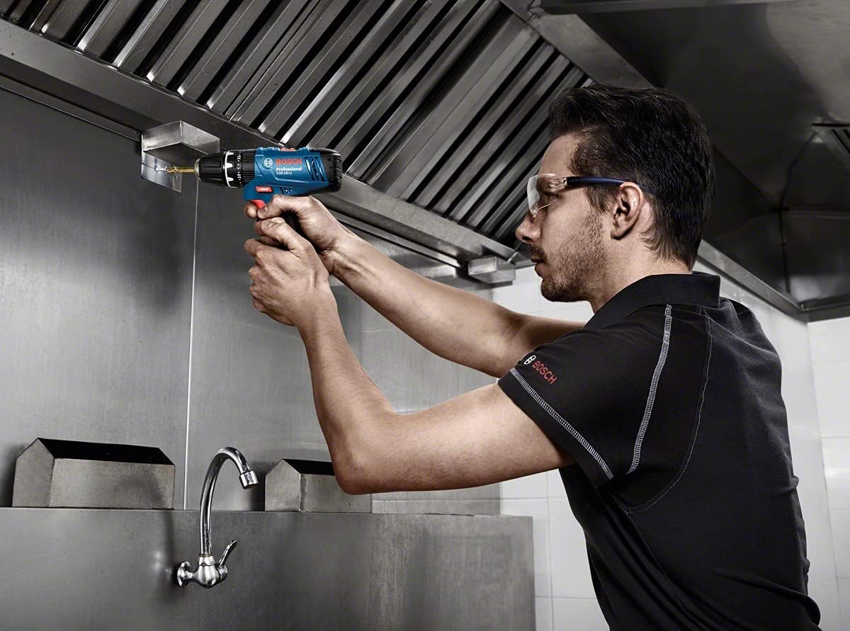 Bosch Professional system 12V: akumulatorowa wiertarko-wkrętarka udarowa GSB 120-LI (2 akumulatory GBA 12V 2.0Ah, ładowarka GAL 1210 CV, 23-częściowy zestaw wierteł i końcówek, walizka)