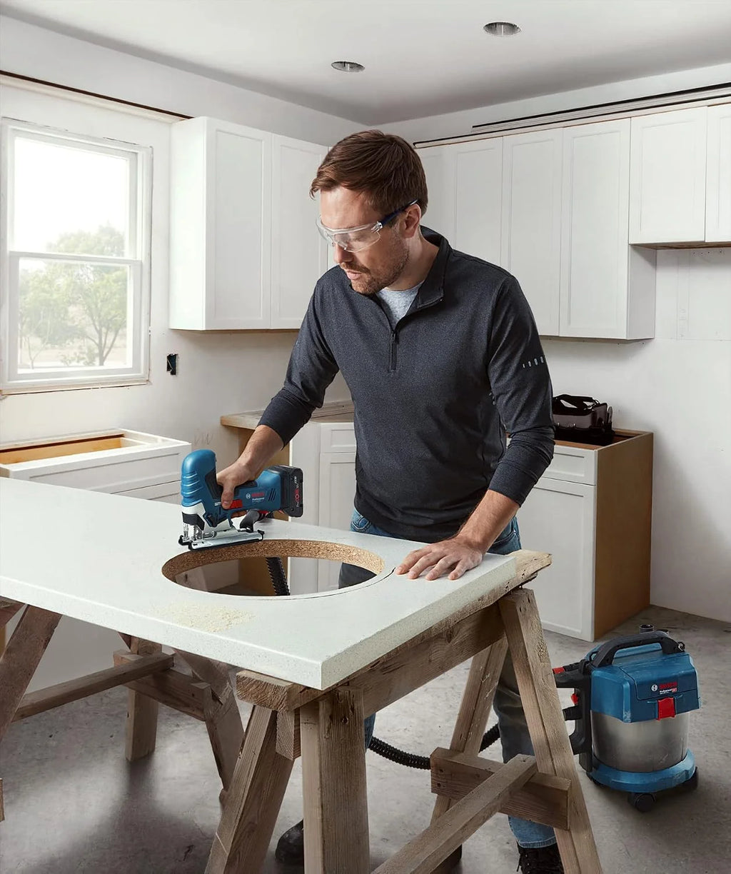 Bosch Professional Bezprzewodowa wyrzynarka systemu 18 V GST 18V-125 S (idealna do cięcia zakrzywionego i poprzecznego, uchwyt ostrza SDS, w zestawie 1 x ostrze wyrzynarki, zestaw do odsysania pyłu)