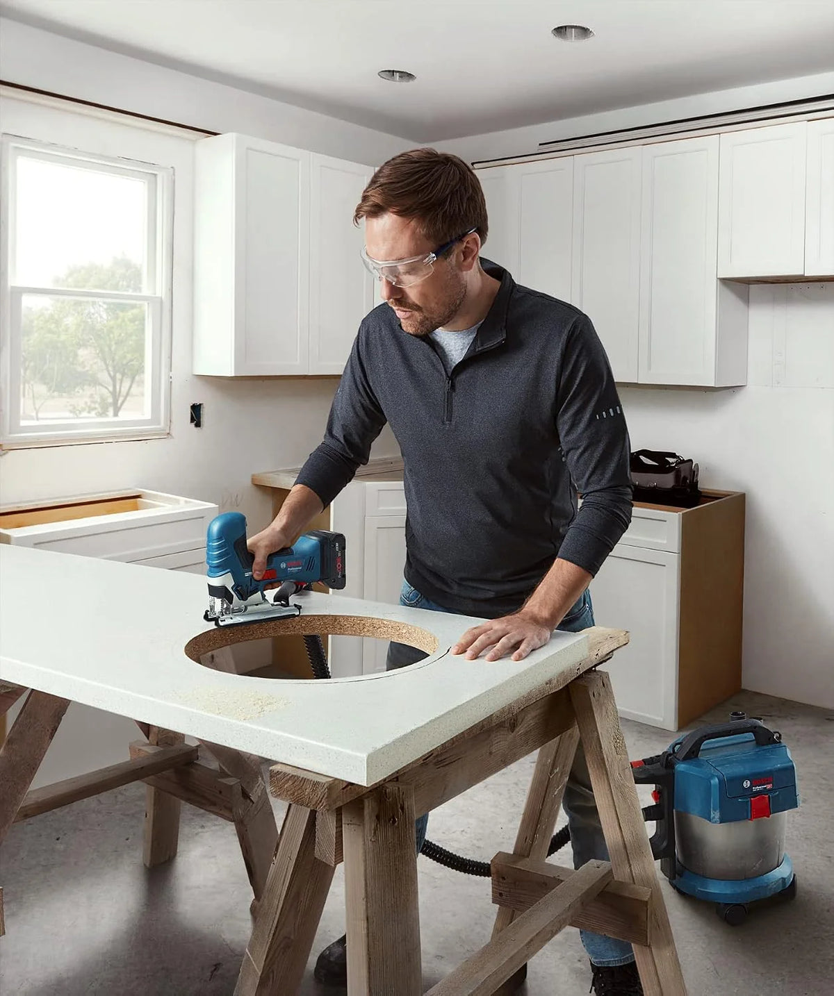 Bosch Professional Bezprzewodowa wyrzynarka systemu 18 V GST 18V-125 S (idealna do cięcia zakrzywionego i poprzecznego, uchwyt ostrza SDS, w zestawie 1 x ostrze wyrzynarki, zestaw do odsysania pyłu)