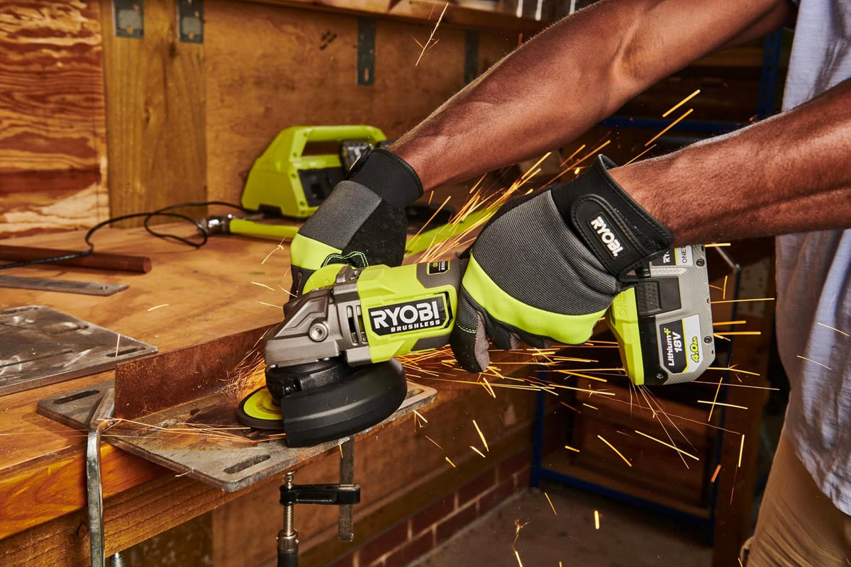 RYOBI - Szlifierka kątowa 2000 W śr. 230 mm - 6600 obr./min - uchwyt tylny obracany o 180° - Soft Start - Dostarczany z 1 metalową tarczą tnącą o średnicy 230 mm i 1 kluczem serwisowym - EAG2000-G