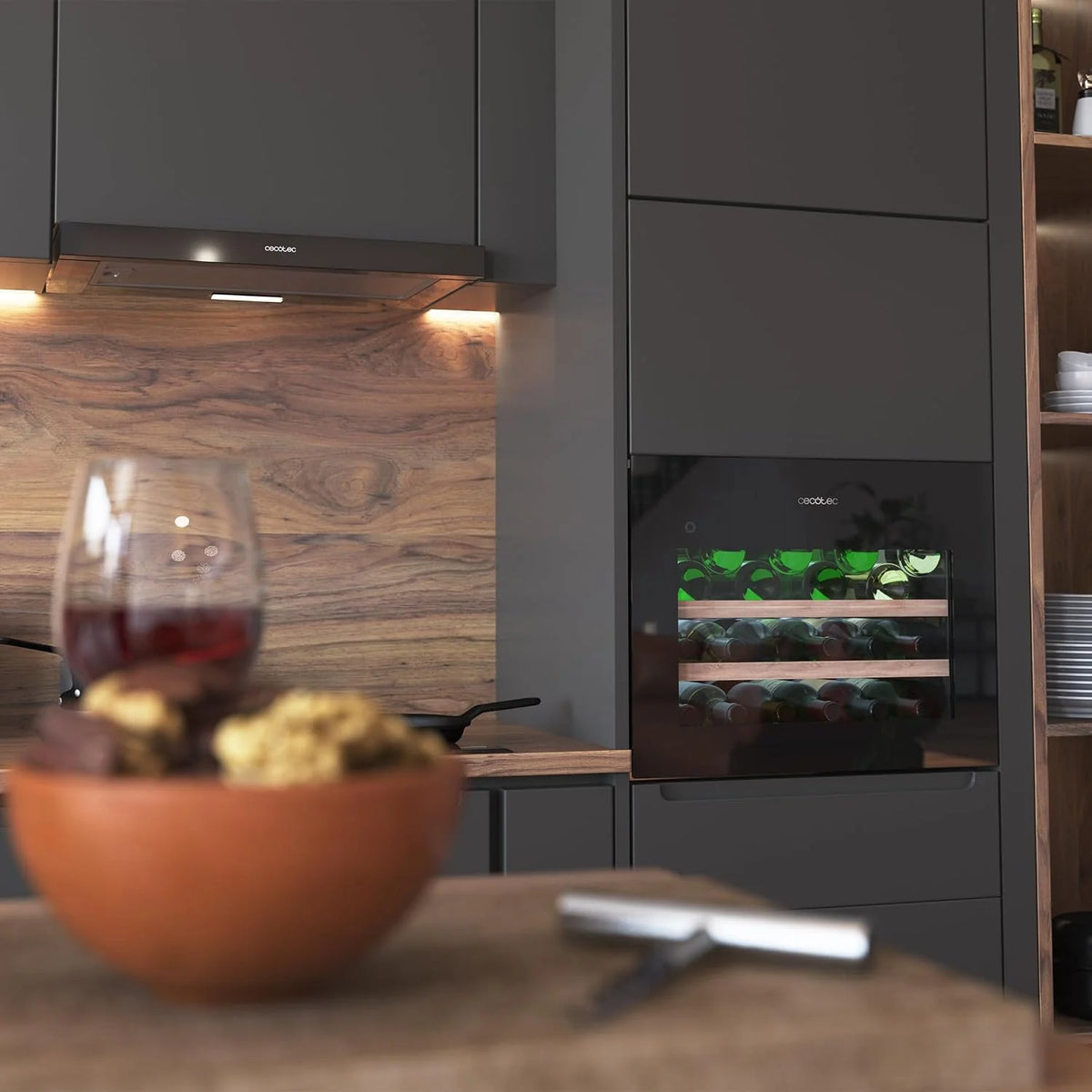 Cecotec Wbudowana lodówka na wino 28 butelek Bolero Grandsommelier Bi 28000 Touch Black kompresor. Z czarnym wykończeniem i cichą pracą