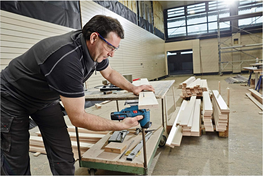 Bosch Professional system 12V: akumulatorowa wyrzynarka GST 12V-70 (2 brzeszczoty, stopka ślizgowa, osłona przeciwodpryskowa, głęb. cięcia w drewnie: 70 mm, walizka L-BOXX)