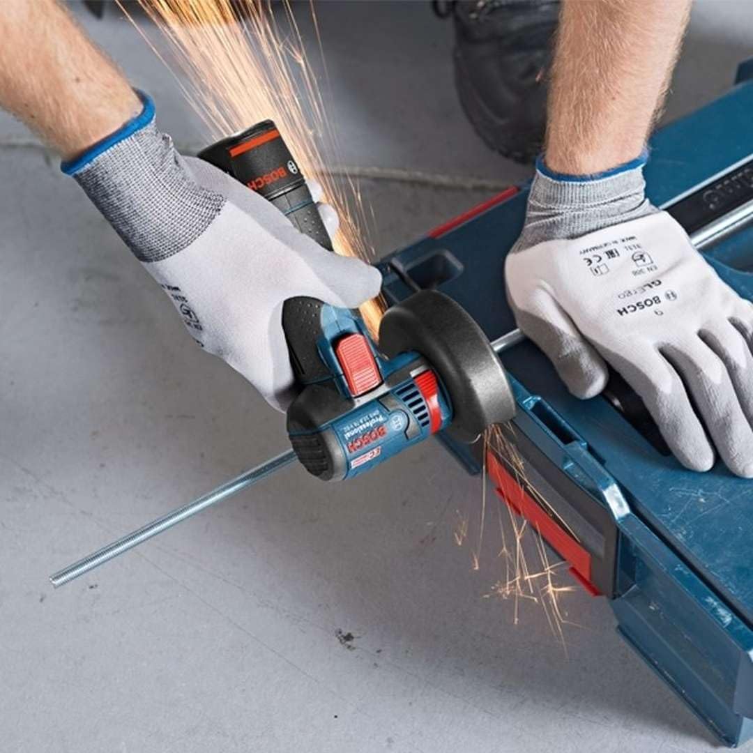 Bosch Professional system 12V: akumulatorowa szlifierka kątowa GWS 12V-76 (2 akumulatory GBA 12V 3.0Ah, szybka ładowarka GAL 12V-40, 3 tarcze tnące, walizka L-BOXX)