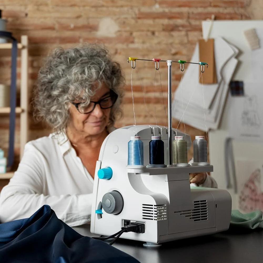 Cecotec Maszyna do szycia, BelleCouture OverLock, prędkość 1100 obr/min, regulowane ciśnienie wykrawania, postęp różnicowy, funkcje ściegu 4-nitkowego i zestaw akcesoriów