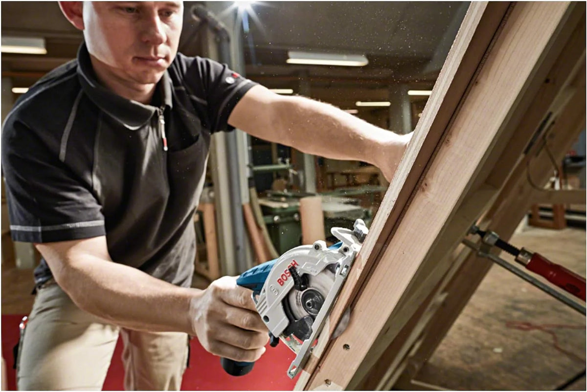 Bosch Professional System profesjonalny 12 V firmy : akumulatorowa pilarka tarczowa GKS 12V-26 (Ø tarczy: 85 mm, bez akumulatorów i ładowarki, walizka L-BOXX 136)