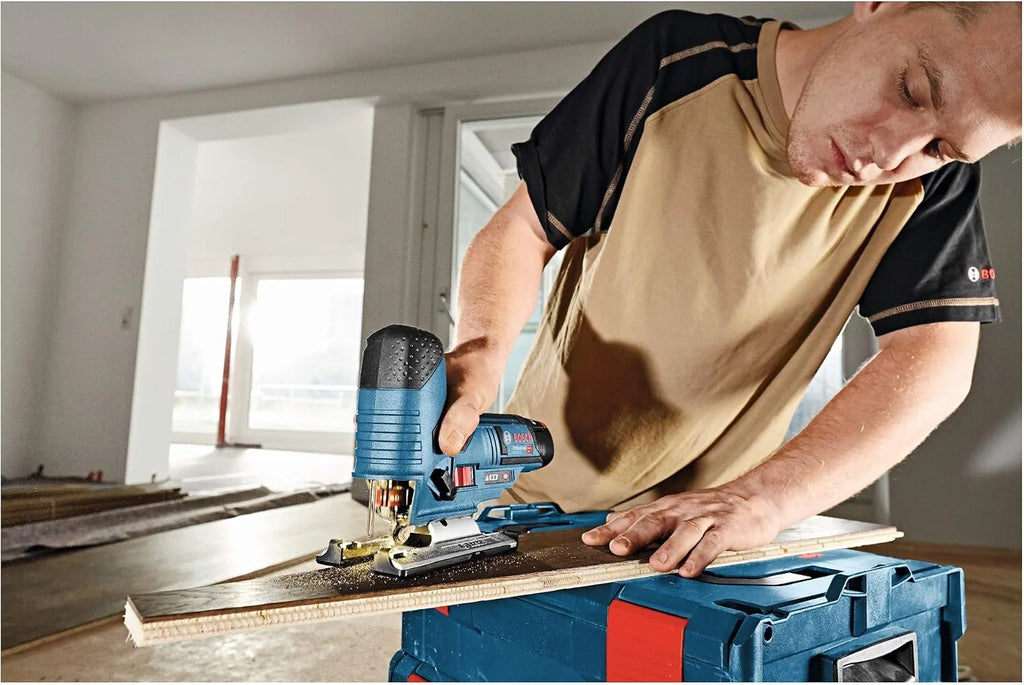 Bosch Professional system 12V: akumulatorowa wyrzynarka GST 12V-70 (2 brzeszczoty, stopka ślizgowa, osłona przeciwodpryskowa, głęb. cięcia w drewnie: 70 mm, walizka L-BOXX)