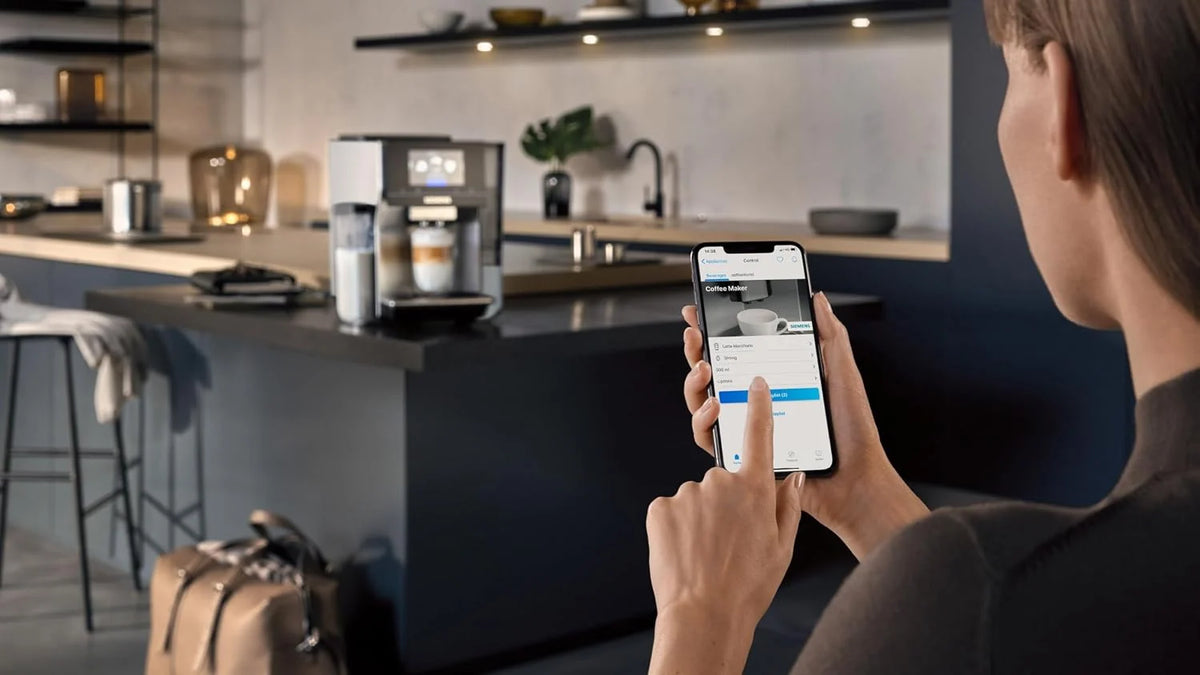 SIEMENS, w pełni automatyczny ekspres do kawy zbożowej, EQ700, ekran iSelect,coffeeWorld,Cold Brew,Slow Brew,taca na mleko, adapter do cegieł na mleko, Home Connect, stal nierdzewna, biały, integralny