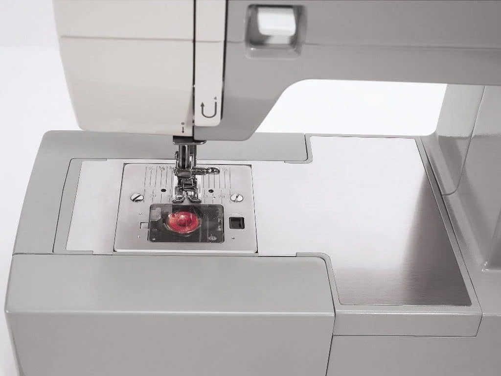 Singer maszyna do szycia Heavy Duty 4432 z torbą i stópką overlock CUCIREONLINE w kolorze szarym z metalu