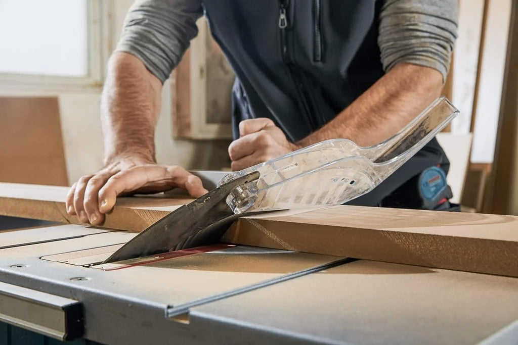 Bosch Professional: stołowa piła tarczowa GTS 254 (1 800 W, średnica tarczy pilarskiej 254 mm, prędkość obrotowa bez obciążenia 4 300 obr./min)