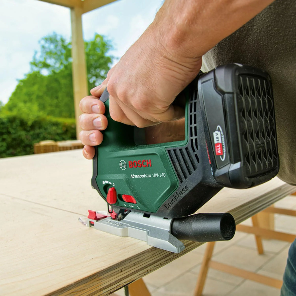 Bosch Akumulatorowa wyrzynarka AdvancedSaw 18V-140 (funkcja oscylacji brzeszczotu, silnik bezszczotkowy, głębokość cięcia w drewnie/stali/alu: 140mm/10 mm/20 mm, 3 brzeszczoty; 2.0Ah i ładowarka)