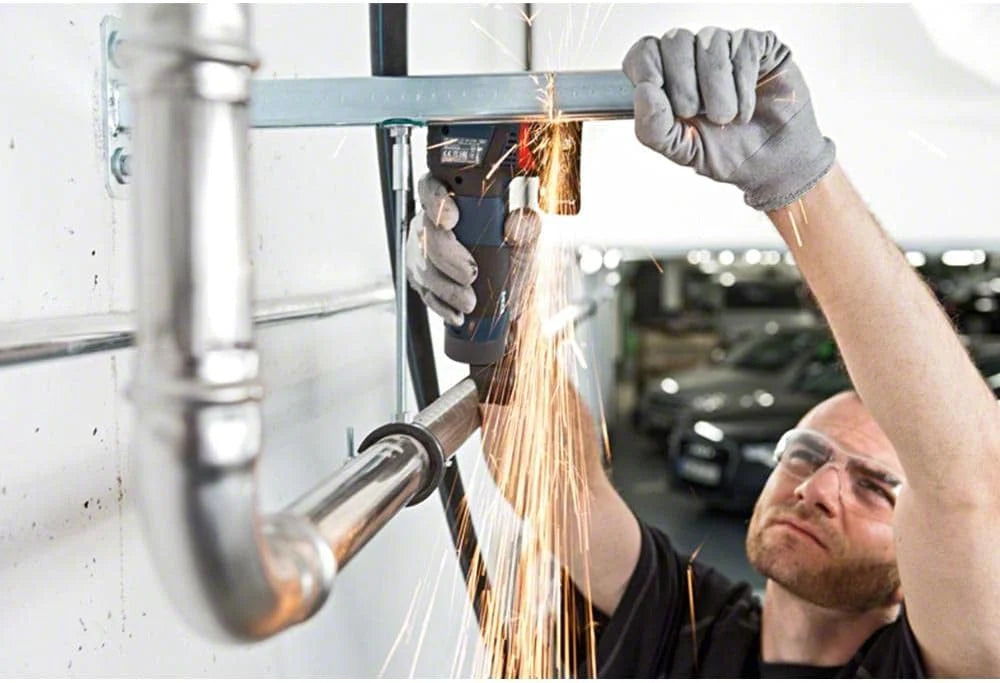 Bosch Professional system 12V: akumulatorowa szlifierka kątowa GWS 12V-76 (1 tarcza tnąca z węglików spiekanych, 2 tarcze tnące Inox, osłona)