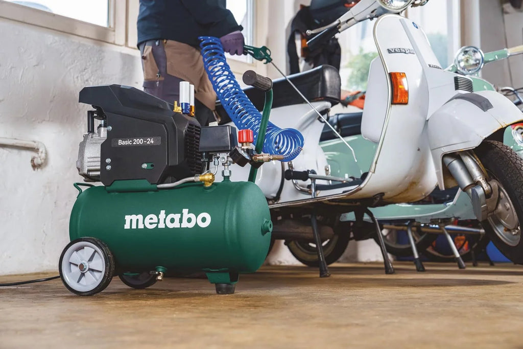 Metabo Mega 700-90 D kompresor (11 bar, 4 kW, ilość dostawy 450 l/min, rozmiar kotła 90 l, gumowane koła, kółka skrętne, akcesoria warsztatowe) 601522000