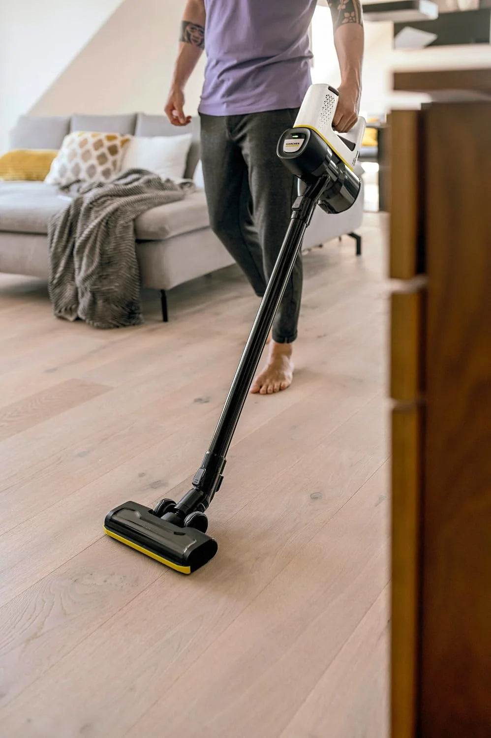 Kärcher Odkurzacz akumulatorowy VC 4 Cordless myHome, 2 poziomy ssania, czas pracy: do 30 min, waga: 2,3 kg, akumulator, ładowarka, uchwyt ścienny, ssawka do podłóg i szczelin, szczotka do kurzu