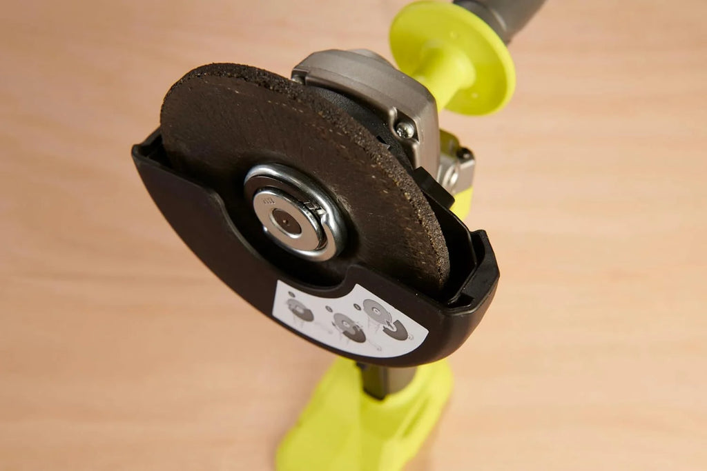 RYOBI - Szlifierka kątowa 2000 W śr. 230 mm - 6600 obr./min - uchwyt tylny obracany o 180° - Soft Start - Dostarczany z 1 metalową tarczą tnącą o średnicy 230 mm i 1 kluczem serwisowym - EAG2000-G