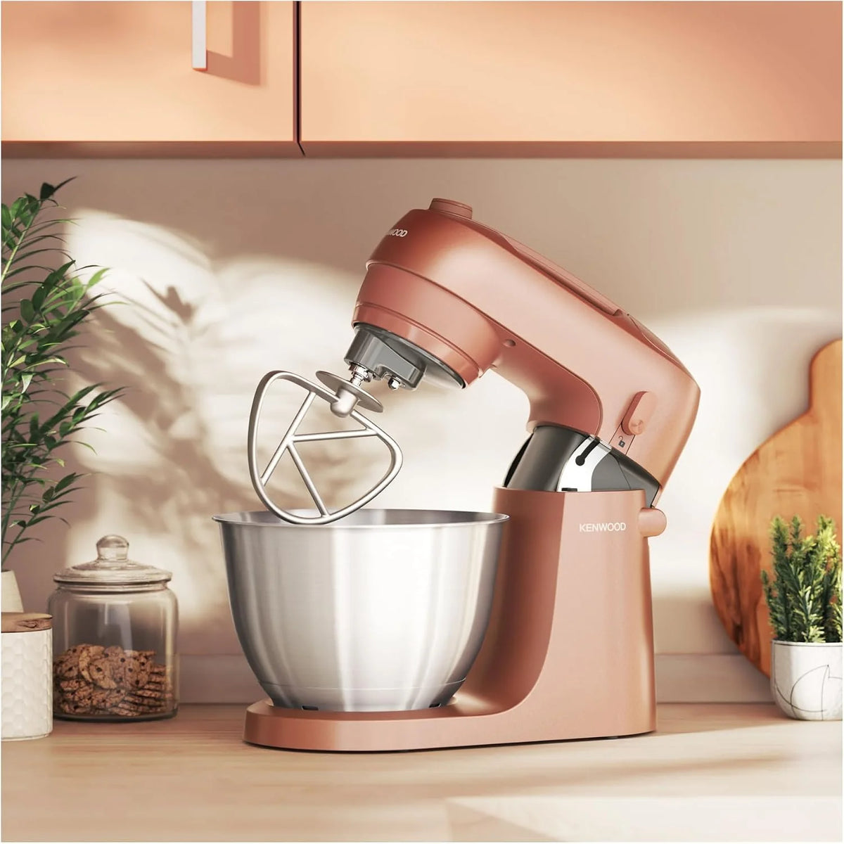 Kenwood Go robot kuchenny KZM35.000RD, zajmuje mało miejsca, w zestawie miska 4-litrowa, hak K, trzepaczka balonowa, hak do zagniatania, ochrona przed pryskaniem i miarką, metalowa obudowa z uchwytem