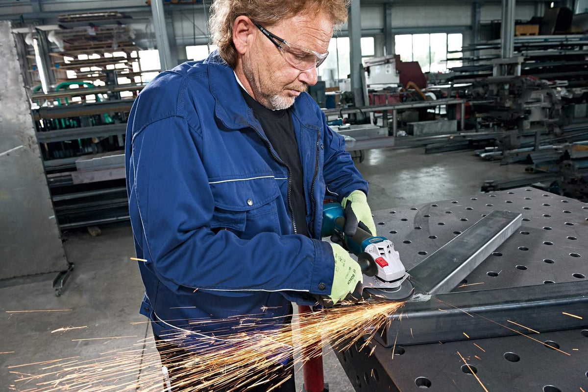 Bosch Professional system 18V: akumulatorowa szlifierka kątowa GWS 18V-10 (średnica tarczy 125 mm, kołnierz mocujący, nakrętka mocująca, osłona)