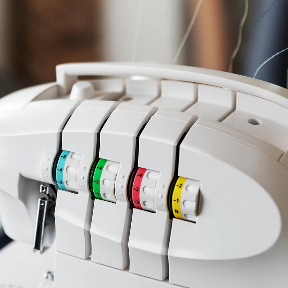 Cecotec Maszyna do szycia, BelleCouture OverLock, prędkość 1100 obr/min, regulowane ciśnienie wykrawania, postęp różnicowy, funkcje ściegu 4-nitkowego i zestaw akcesoriów