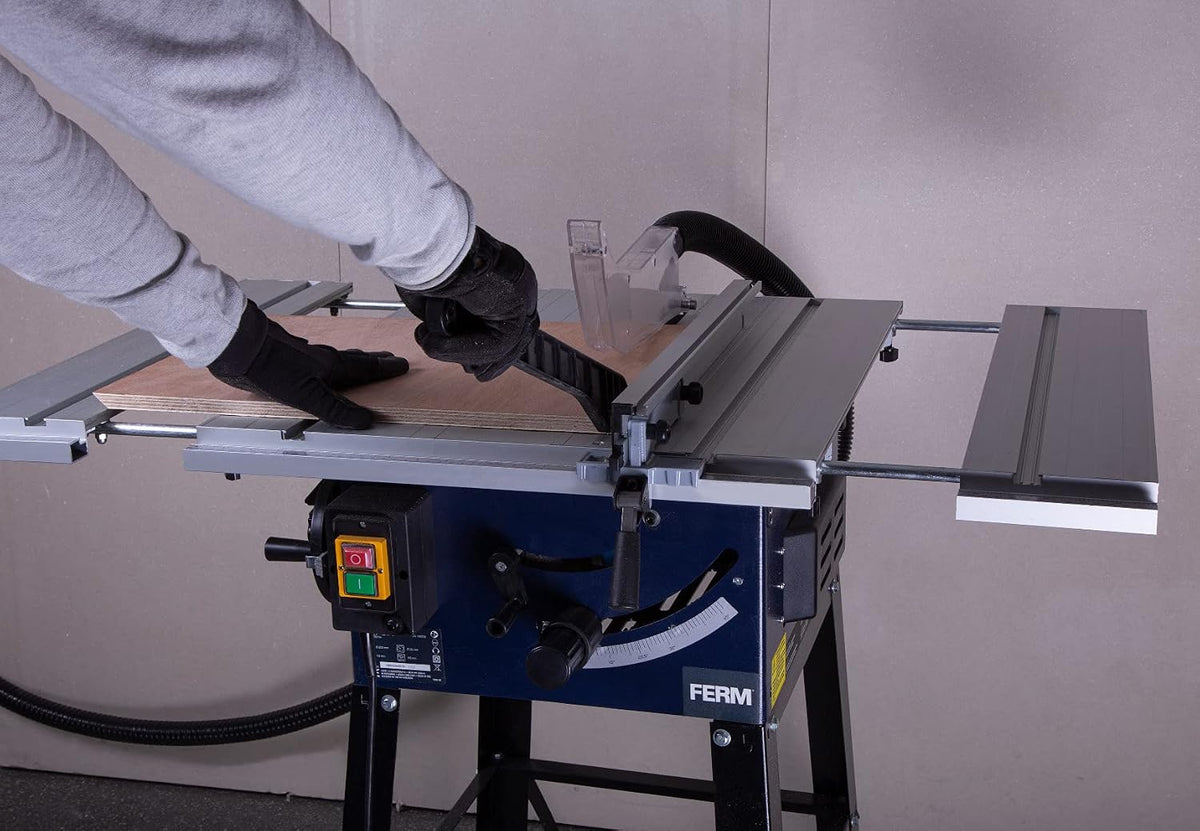 FERM Stołowa pilarka tarczowa 250 mm - 1800 W - wysuwany aluminiowy stół roboczy - adapter próżniowy - ogranicznik kątowy i prowadnica równoległa - w zestawie brzeszczot T40 (TCT)