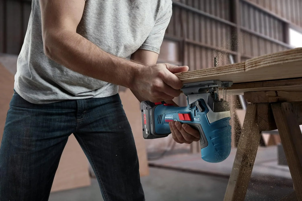 Bosch Professional Bezprzewodowa wyrzynarka systemu 18 V GST 18V-125 S (idealna do cięcia zakrzywionego i poprzecznego, uchwyt ostrza SDS, w zestawie 1 x ostrze wyrzynarki, zestaw do odsysania pyłu)