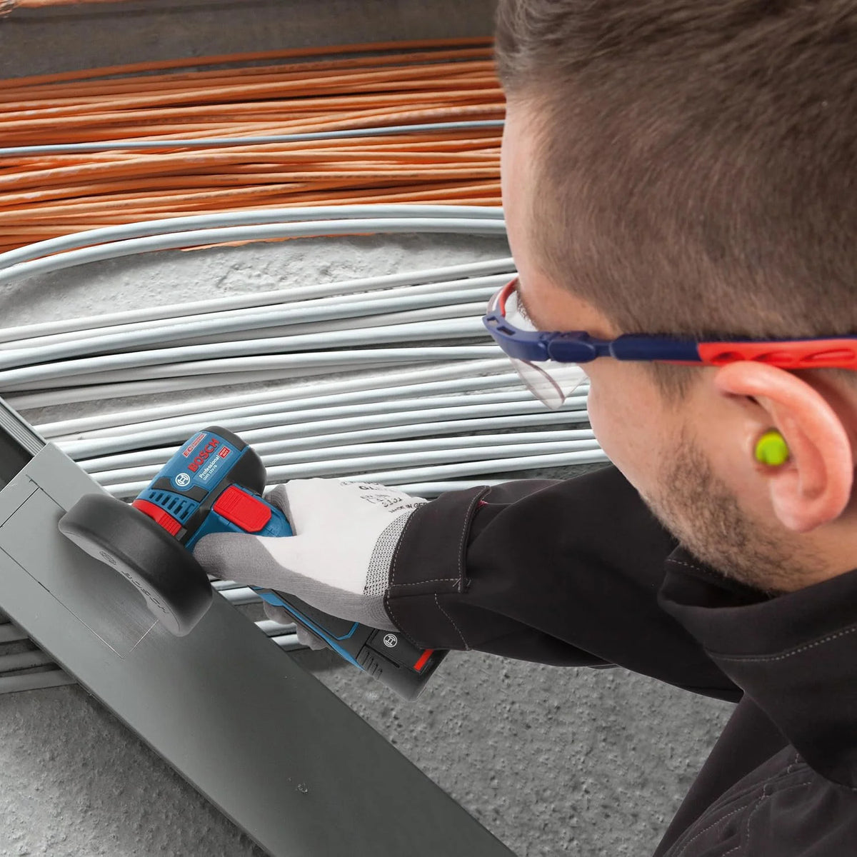 Bosch Professional system 12V: akumulatorowa szlifierka kątowa GWS 12V-76 (3 tarcze tnące, Ø tarczy: 76 mm, walizka L-BOXX)