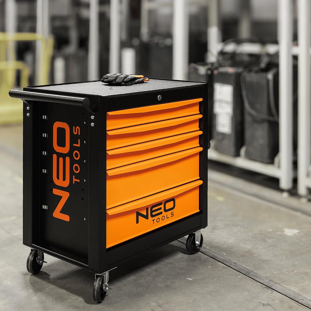 NEO TOOLS Wózek warsztatowy wypełniony narzędziami, 117-częściowy | 5 półek – szuflady z łożyskiem kulkowym – centralnie zamykany – mata antypoślizgowa – kółka obrotowe – hamulec postojowy – wózek