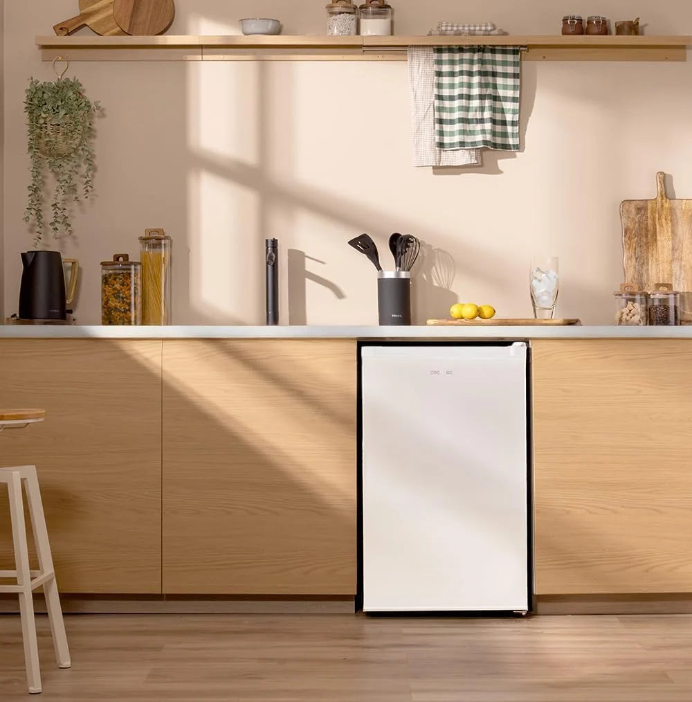 Cecotec Zamrażarka pionowa 87 L Bolero CoolMarket TF 87 White. 83,6 cm wysokości i 50,6 cm szerokości, niskie zużycie energii, płaskie i dwustronne drzwi, kompaktowa konstrukcja, biała