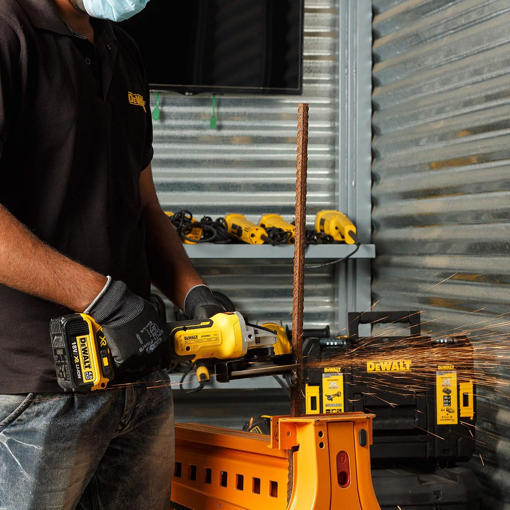 Dewalt DCG405P2 akumulatorowa szlifierka kątowa 18 V 125 mm (800 W, silnik bezszczotkowy, uzwojenia opancerzone z żywicy epoksydowej, sprzęgło elektroniczne i hamulec, w zestawie 2 x akumulatory 5,0