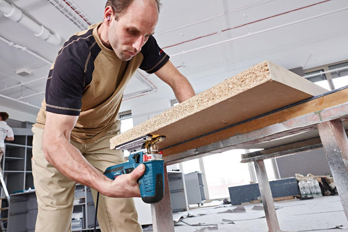 Bosch Professional: wyrzynarka GST 160 CE (3 brzeszczoty do drewna, adapter do odsysania pyłu, osłona, wypełnienie 1/1 do L-BOXX, walizka L-BOXX)
