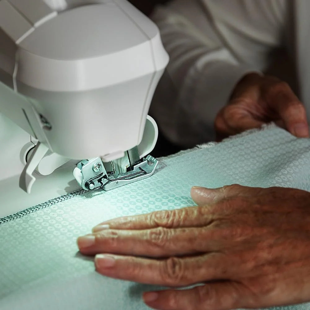 Cecotec Maszyna do szycia, BelleCouture OverLock, prędkość 1100 obr/min, regulowane ciśnienie wykrawania, postęp różnicowy, funkcje ściegu 4-nitkowego i zestaw akcesoriów