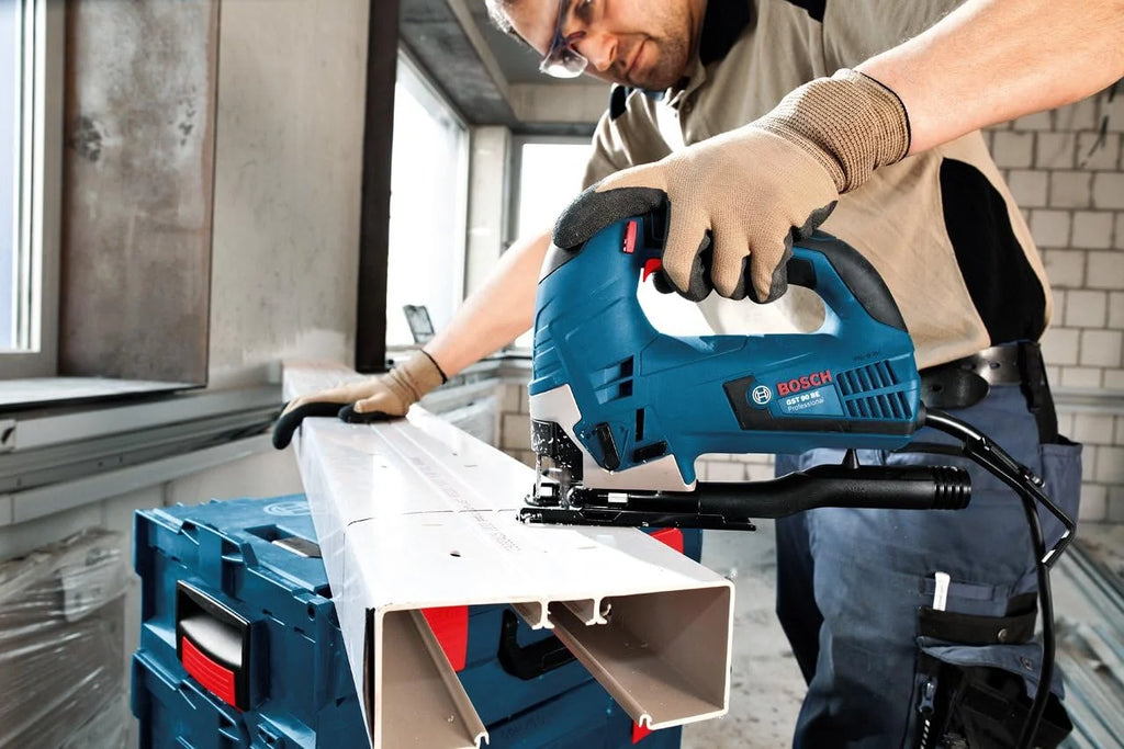 Bosch Professional Wyrzynarka GST 90 BE (w zestawie klucz imbusowy SW 5, 1 x brzeszczot do wyrzynarki T 144 D, zestaw do odsysania, walizka rzemieślnicza)